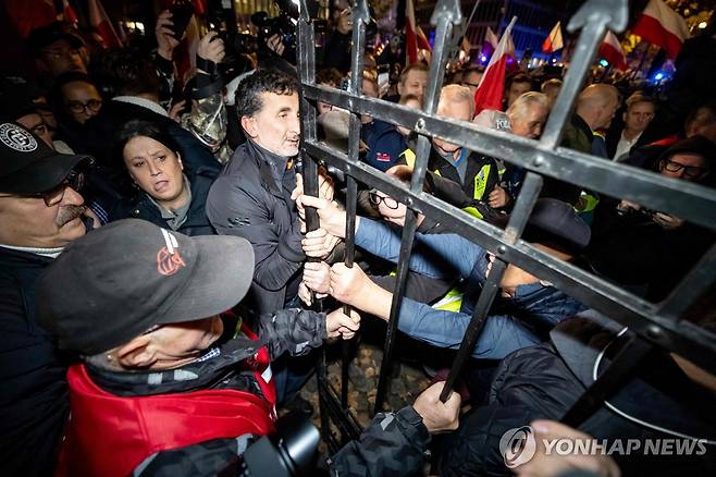 시위대가 헌재 안으로 진입하려 시도하는 모습 [AFP=연합뉴스 자료사진. 재판매 및 DB 금지]