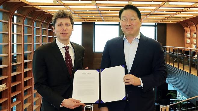 최태원 SK그룹 회장과 샘 올트먼 오픈AI 최고경영자(CEO)가 1일 서울 종로구 SK서린빌딩에서 메모리 공급 의향서(LOI)와 서남권 AI DC 협력에 관한 양해각서(MOU)를 체결한 뒤 기념촬영하고 있다. SK그룹 제공