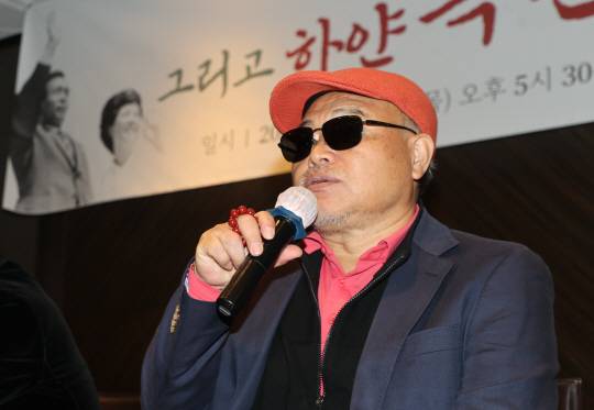가수 겸 제작자 김흥국이 14일 서울 중구 더 플라자 서울 호텔에서 열린 다큐 ‘그리고 하얀 목련이 필 때면’ 제작발표회에서 취재진 질문에 답하고 있다. 연합뉴스