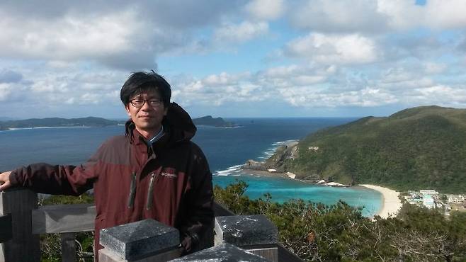 일본 오키나와현 도카시키섬에 선 문학평론가 이명원. 이명원은 한국과 오키나와를 ‘식민주의의 양극’일 뿐 아니라 이를 극복하는 ‘저항의 양극’으로 조명한다. 이명원 제공