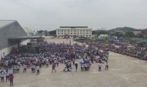 베트남 타인호아 성에 있는 의류공장 S&H 비나의 근로자들이 파업을 하는 모습[베트남 온라인매체 VN익스프레스의 영상 캡처]