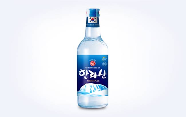 투명한 병에 담긴 한라산 오리지널 소주. 투명한 병의 색깔처럼, 맛도 깔끔하다. /사진=공식 홈페이지 캡처