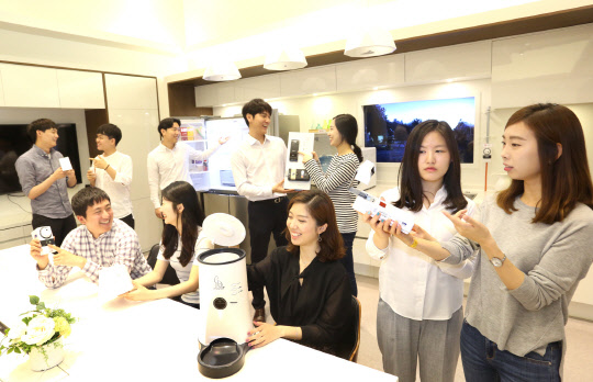 LG유플러스 직원들이 스마트홈 서비스 체험관에서 홈IoT상품들을 체험하고 있는 모습.  LG유플러스 제공