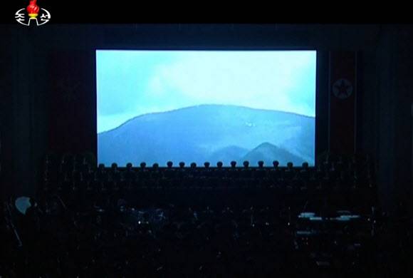 북한 조선중앙TV가 10일 공개한 6차 핵실험에 참여한 핵 과학자·기술자들을 위한 축하공연 영상에서는 핵실험을 형상화한듯한 무대 배경영상이 노출됐다. 산이 지진으로 흔들리는듯한 모습이 담긴 이 영상은 핵실험 당시 북한 핵실험장이 있는 함경북도 길주군 풍계리 만탑산이 흔들리는 모습을 촬영한 것일 가능성이 있지만 정확한 확인은 되지 않고 있다. 연합뉴스 북한 조선중앙TV가 10일 공개한 6차 핵실험에 참여한 핵 과학자·기술자들을 위한 축하공연 영상에서는 핵실험을 형상화한듯한 무대 배경영상이 노출됐다. 산이 지진으로 흔들리는듯한 모습이 담긴 이 영상은 핵실험 당시 북한 핵실험장이 있는 함경북도 길주군 풍계리 만탑산이 흔들리는 모습을 촬영한 것일 가능성이 있지만 정확한 확인은 되지 않고 있다. 연합뉴스