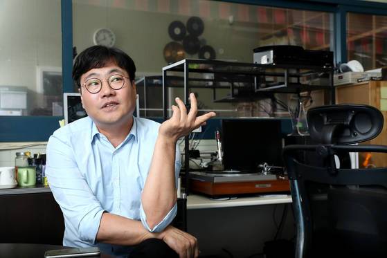 대학을 졸업하고 단 하루도 쉬지 않고 달려왔다. 100m를 뛰듯 마라톤을 한 셈이다. 그러다 일 때문에 방문했던 독일에서 정신이 번쩍 들었다. 독일 오케스트라 단원들은 녹음을 하지 않을 땐 악보 밑에 깔아둔 책을 집어 들었고, 텃밭에서 키운 야채들로 도시락을 꾸려왔다. 음악과 더불어 사는 사람들의 모습을 보고 생각을 바꿨다. '진짜 좋아하는 것을 해야겠다'고 생각한 그는디지털 음원에 자리를 빼앗긴 아날로그 음악을 되살리는 꿈을 꾸기 시작했다. 우상조 기자