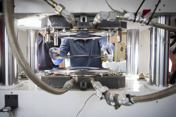 마장뮤직의 성수동 공장 '바이닐 팩토리'엔 4명의 직원이 있다. 이들의 손에서 아날로그 음악이 탄생한다. 우상조 기자