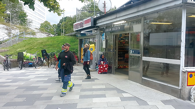 스웨덴에서 구걸하는 사람 대부분은 유럽의 다른 국가 출신 집시다. 사진은 스웨덴 지하철역 앞의 구걸인. © 사진=이석원 제공