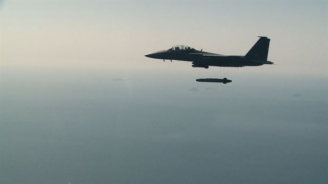 공군 F-15K전투기가 12일 서해 상공에서 타우러스 공대지미사일을 발사하고 있다. 공군제공