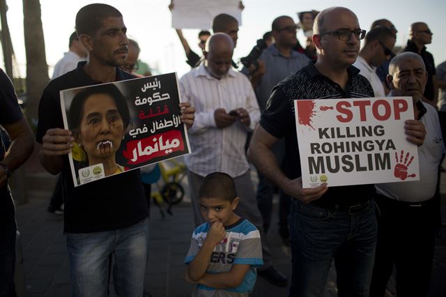 이스라엘 내 무슬림 권리 찾기 운동을 진행하는 시민단체 회원들이 11일 텔아비브 미얀마 대사관 앞에서 미얀마군의 로힝야족 학살과 아웅산 수치 국가자문역을 비난하는 시위를 하고 있다. 텔아비브=AP 연합뉴스
