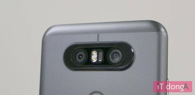 LG Q8 후면의 듀얼 카메라