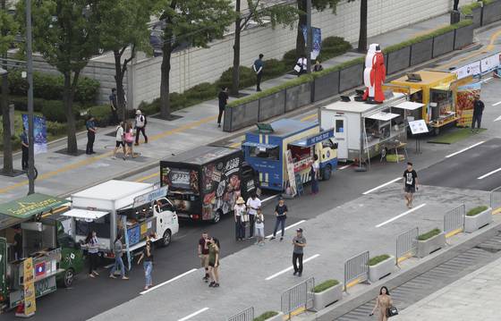 서울 광화문 광장에서 열린 ‘2018평창 동계올림픽 도심속 봅슬레이’ 행사에서 푸드트럭들이 손님을 기다리고 있다. 임현동 기자