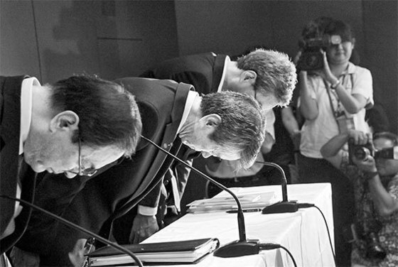 2015년 7월 원전 사업 회계 부정에 책임을 지고 물러난 다나카 히사오(왼쪽 둘째) 도시바 전 사장. [중앙포토]
