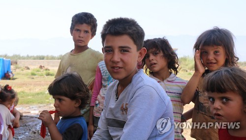 (이스탄불=연합뉴스) 하채림 특파원 = 작년 8월 터키 남부의 한 텐트촌에 모여 있는 시리아 난민 아이들.     tree@yna.co.kr