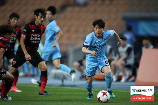 김선민(오른쪽). 사진제공=한국프로축구연맹