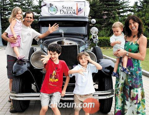 2010년 잽(Zapp) 가족은 한국의 서울 용산 전쟁기념관을 방문했다. / 조선닷컴