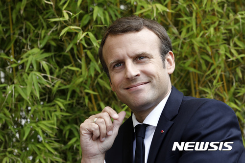 【파리=AP/뉴시스】에마뉘엘 마크롱 프랑스 대통령이 31일(현지시간) 파리 엘리제궁에서 사진을 촬영하고 있다. 2017.8.31.