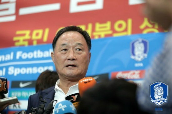 거스 히딩크 감독이 한국 축구를 돕고 싶다는 의사를 전한 가운데 김호곤 대한축구협회 기술위원장은 신태용 감독으로 2018 러시아 월드컵을 치르겠다고 선을 그었다. (사진=대한축구협회 제공)