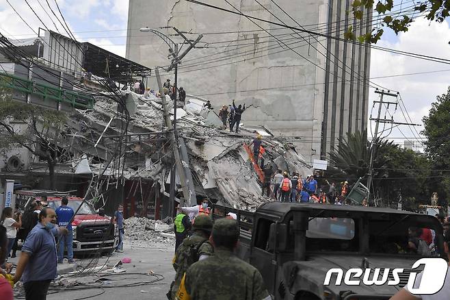 멕시코시티 건물 더미에서 펼쳐지는 구조활동. © AFP=뉴스1