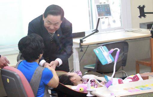 김상곤 사회부총리 겸 교육부 장관이 지난 13일 오전 서울 마포구에 있는 장애인 특수학교인 한국우진학교를 방문해 학생과 대화하고 있다.