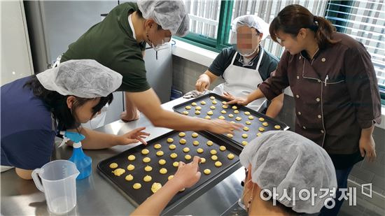지난 18일 서울 동대문구 서울발달장애인훈련센터에서 발달장애학생들이 제빵 체험 실습을 하고 있다.