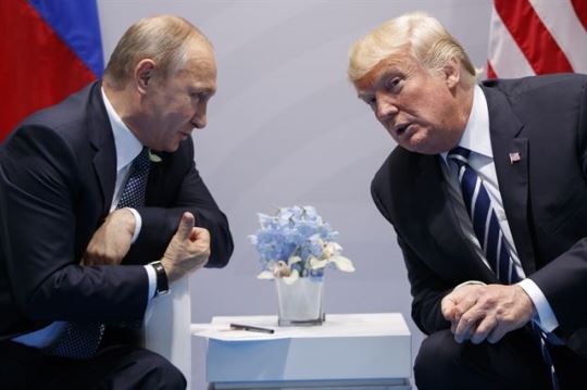 지난 7월 7일 독일 함부르크 G20 정상회의에서 도널드 트럼프(오른쪽) 미국 대통령이 블라디미르 푸틴 러시아 대통령과 공식 정상회담을 하고 있는 모습. AP 연합뉴스 자료사진