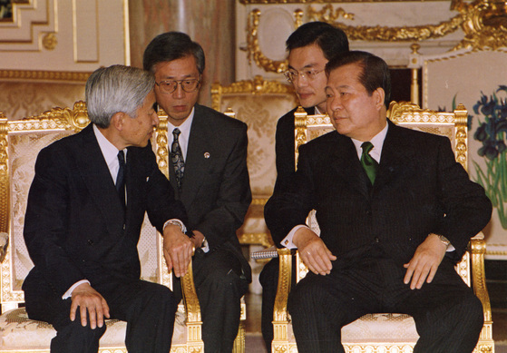 김대중 대통령이 일본을 방문해 아키히토 일왕과 만나 이야기를 나누고 있다 [사진=중앙 포토]