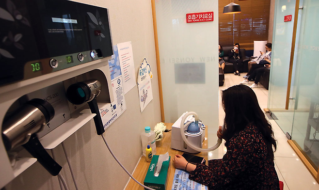 서울의 한 이비인후과에서 각종 알레르기 환자들이 호흡기 진료를 받고 있다. © 사진=연합뉴스