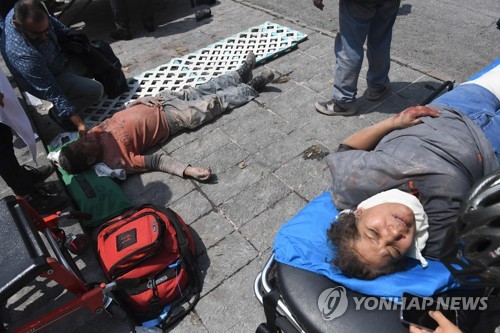 멕시코 강진으로 다쳐 치료받는 부상자들 [AFP=연합뉴스]