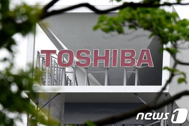 (FILES) This file photo taken on May 15, 2017 shows logo of Toshiba Corp. at the headquarters in Tokyo. / AFP PHOTO / Toru YAMANAKA