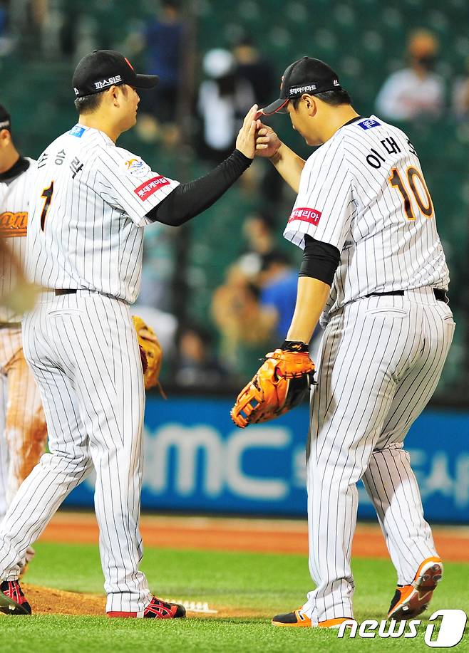 5년 만에 롯데의 가을야구를 이끈 손승락(왼쪽)과 이대호. /뉴스1 © News1 이윤기 기자
