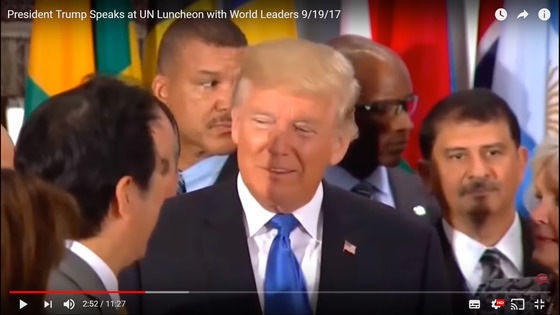 도널드 트럼프 대통령이 19일(현지시각) 미국 뉴욕 유엔총회 연설에서 "미국과 동맹국 방어를 위해서라면 북한을 완전히 파괴할 수 밖에 없다"고 한 후 오찬장에서 아베 신조 일본 총리와 만나 웃으며 대화를 나누고 있다.[유튜브 화면]