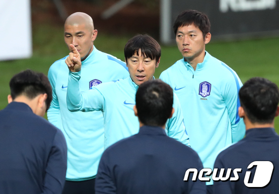 10월 A매치 2연전에 나설 신태용호 2기 멤버들이 25일 공개된다. 이번 평가전은 한국 축구의 현재 수준을 파악할 수 있는 잣대가 될 것으로 보인다. © News1