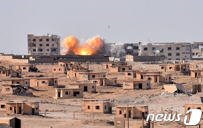 공습으로 연기가 피어오르는 데이르에조르 지역의 모습. © AFP=뉴스1