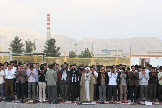 이란의 학생들이 2011년 11월 15일(현지시간) 이스파한주의 우라늄 농축시설 앞에 모여 정부의 핵 프로그램을 지지하며 기도를 올리고 있다. [AP=연합뉴스]