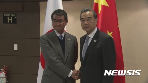 왕이(王毅) 중국 외교부장(오른쪽)과 고노 다로(河野太郞) 일본 외상