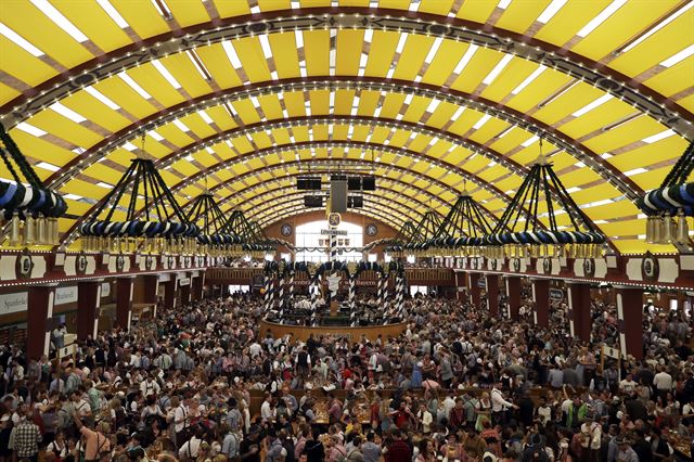 세계 최대의 맥주 축제가 열린 뮌헨에서 참가자들이 맥주를 즐기고 있다. AP 연합뉴스