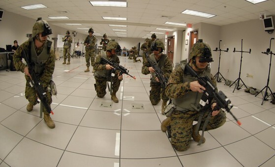 미 해병대 병사들이 실내 훈련장에서 개인용 가상현실(VR) 고글(안경)을 끼고 전투체험을 하고 있다. ‘미래 몰입형 훈련 환경(FITE)’이라고 불리는 이 가상훈련 시설은 병사들이 실제 전쟁터와 비슷한 상황을 경험하도록 만들어졌다. [사진 미 해병대]