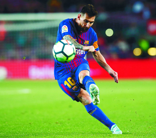 FC 바르셀로나의 골잡이 리오넬 메시가 지난 20일(한국시간) 열린 스페인 프리메라리가 5라운드 에이바르와의 홈경기에서 킥을 하고 있다. AP뉴시스