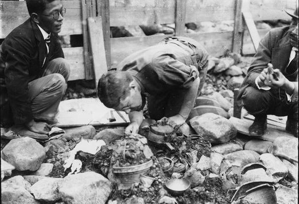1926년 한국을 찾은 고고학자이자 스웨덴 황태자 구스타프 6세 아돌프가 경북 경주시 서봉총에서 유물 발굴 작업을 하고 있다. /사진=국립중앙박물관
