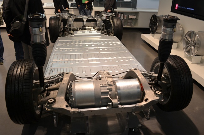 (사진)테슬라 모델 S 기본 설계 구조. 중앙에 배터리가 있고 앞뒤로 모터가 배치