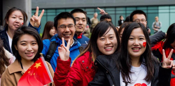 2015년 10월 영국 북서부 맨체스터대 국립그래핀연구소에서 중국 유학생들이 이곳을 방문한 시진핑 국가주석을 열렬히 환영하고 있다.AFP 연합뉴스