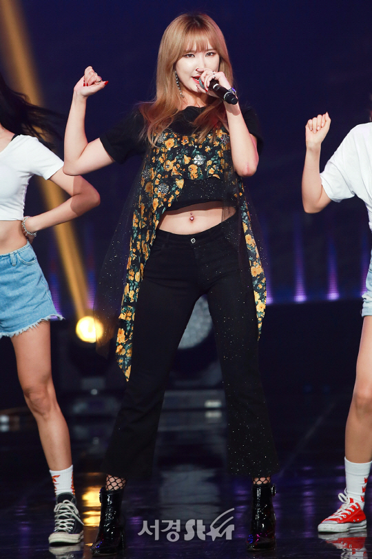 이엑스아이디 LE가 23일 오후 서울 마포구 상암 MBC 미디어센터 공개홀에서 열린 ‘뮤콘 AMN 빅콘서트’에 참석해 무대를 선보이고 있다.