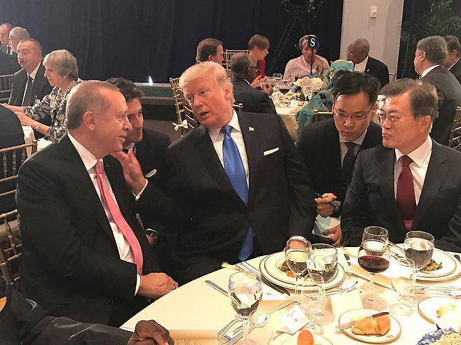 레제프 에르도안 터키 대통령(맨 왼쪽)과 대화하고 있는 트럼프 미국 대통령. 이를 바라보는 문재인 대통령. © 사진=AP연합