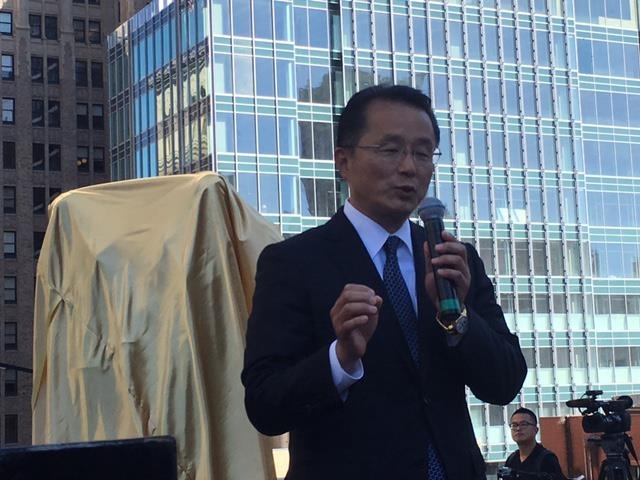 샌프란시스코 위안부 기림비 제막식에서 축사하는 김진덕ㆍ정경식 재단의 김한일 대표.
