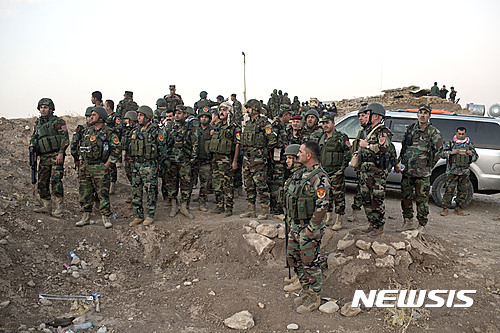 【모술=AP/뉴시스】이라크 쿠르드족 페시메르가 민병대원들이 20일(현지시간) 극단이슬람 무장조직 이슬람국가(IS)가 점령하고 있는 모술 인근에서 전투를 벌이기 전 대기하고 있다. 2016.10.20
