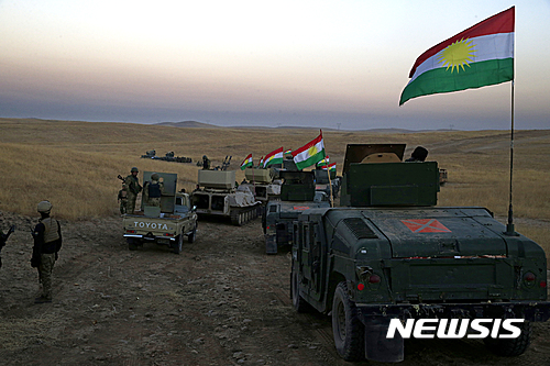 【카제르=AP/뉴시스】이라크 쿠르드 페시메르가 군인들이 17일(현지시간) 이라크 모술로부터 동쪽으로 약 30km 떨어진 카제르에서 대기하고 있다.2016.10.17