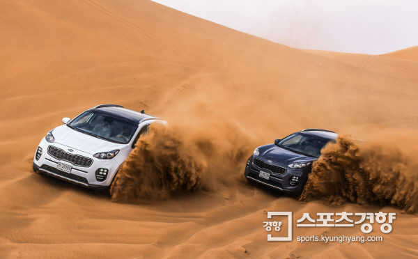 두바이 사막에서 찍은 기아자동차 스포티지 주행 컷. 사진 제공 | 김학리 작가