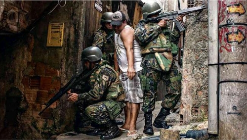 군인들이 호싱야 빈민가 주변에서 순찰활동을 하고 있다. [브라질 일간지 폴랴 지 상파울루]
