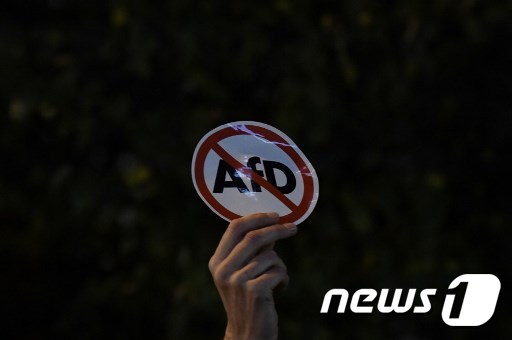 반(反)AfD 시위대는 "인종차별주의는 대안이 될 수 없다"와 같은 구호를 외치며 항의했다. © AFP=뉴스1