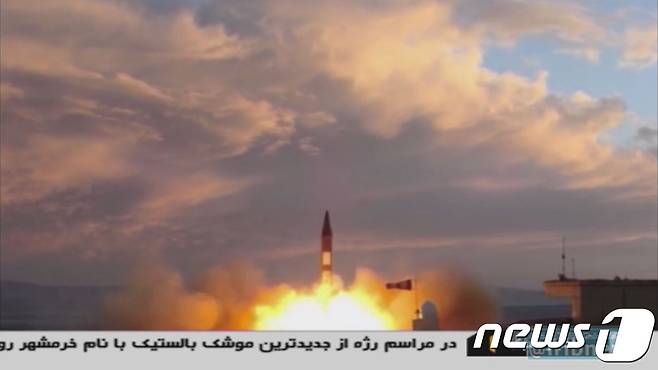 지난 23일(현지시간) 이란 국영방송(IRIB)을 통해 탄도미사일이 시험발사되는 장면이 방영되고 있다.  © AFP=뉴스1